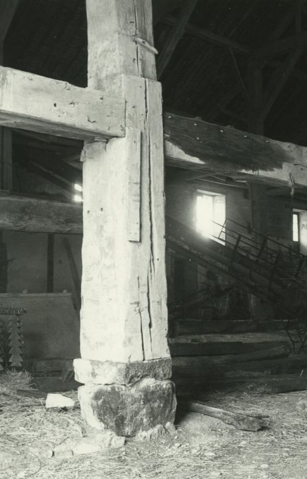 Grange cistercienne de Beaumont : Détail d’un pilier de la nef