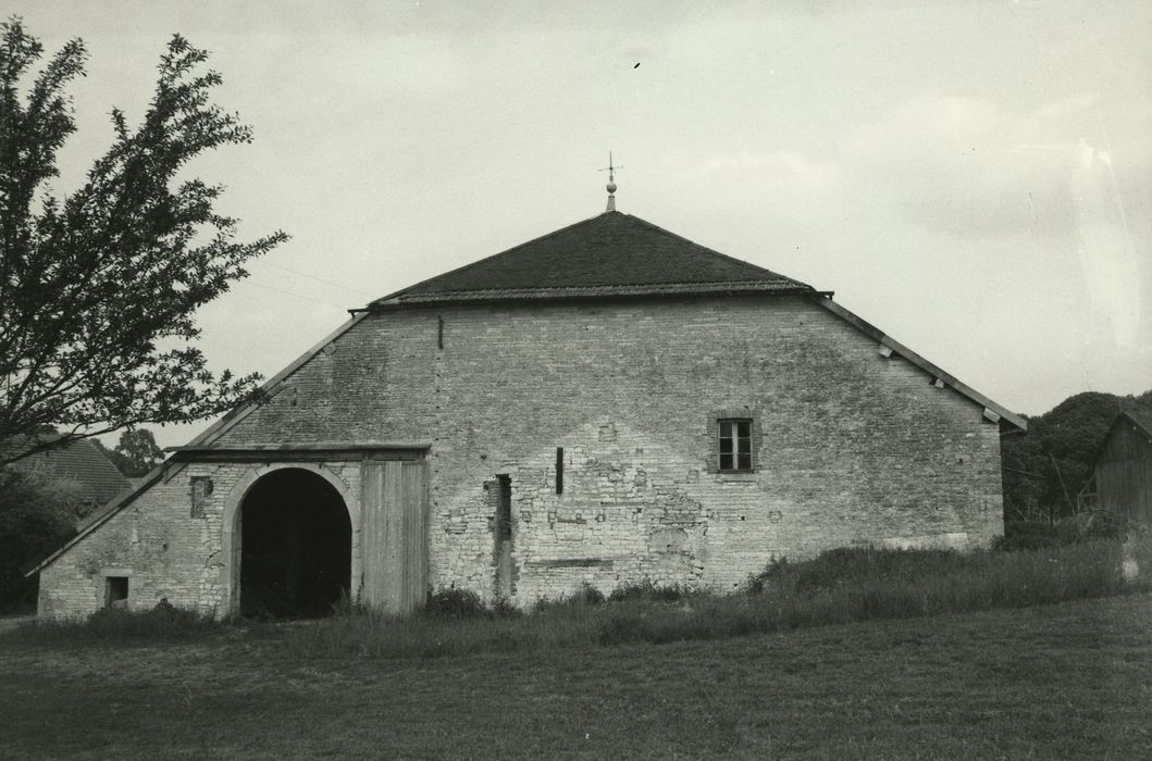 Grange cistercienne de Beaumont : Pignon est, vue générale