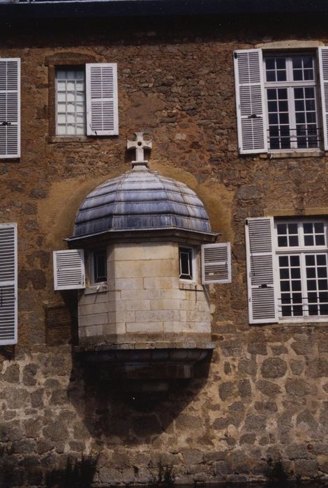 Château : Façade sud, détail de l’oriel de la chapelle