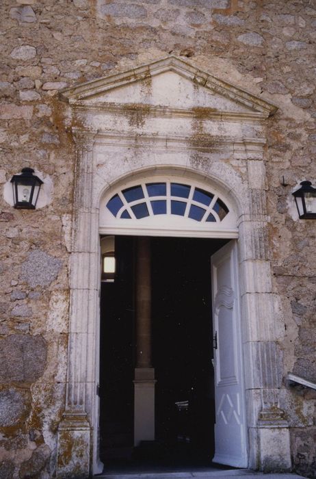 Château : Façade nord, détail de la porte d’accès