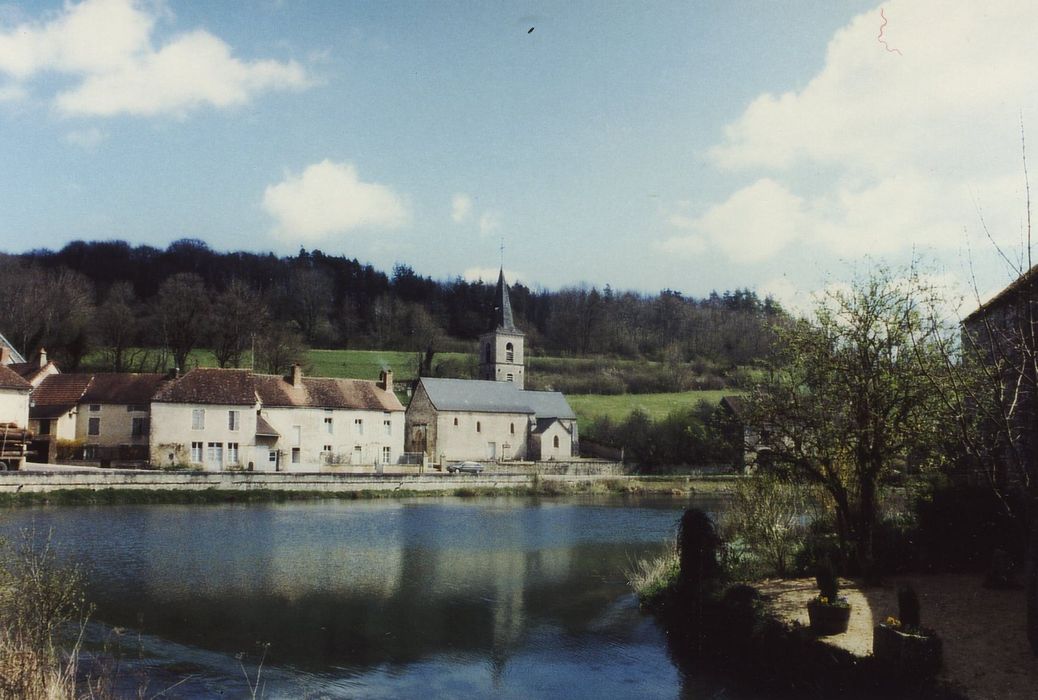 Eglise de la Nativité : Vue générale de l’église dans son environnement depuis le Sud-Ouest