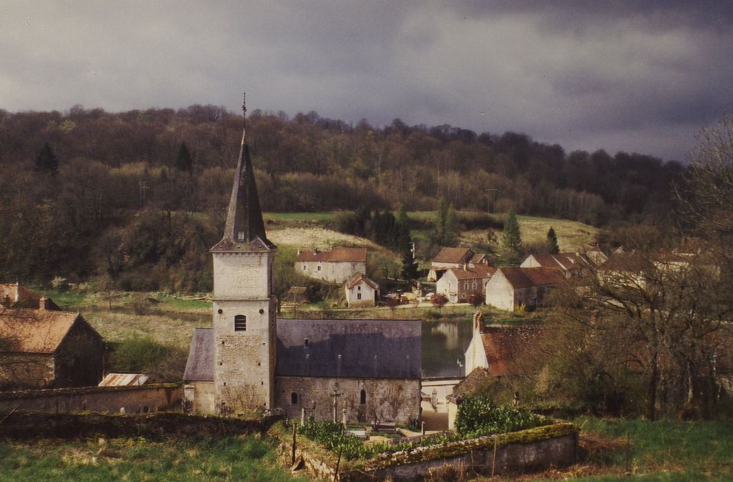 Eglise de la Nativité : Vue générale de l’église dans son environnement depuis le Nord-Est