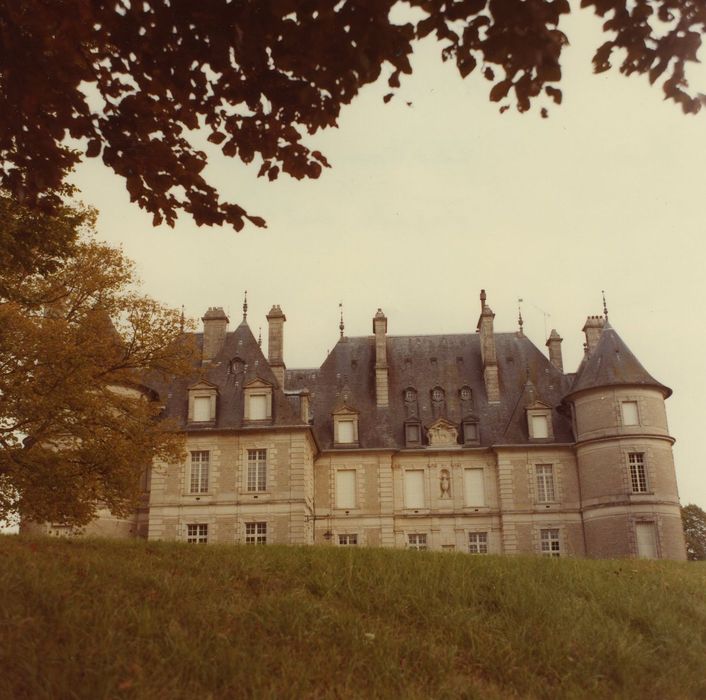 Château : Façade occidentale, vue partielle