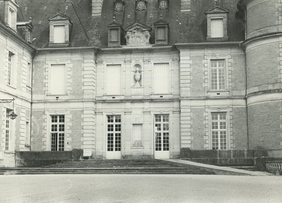 Château : Façade occidentale, vue partielle