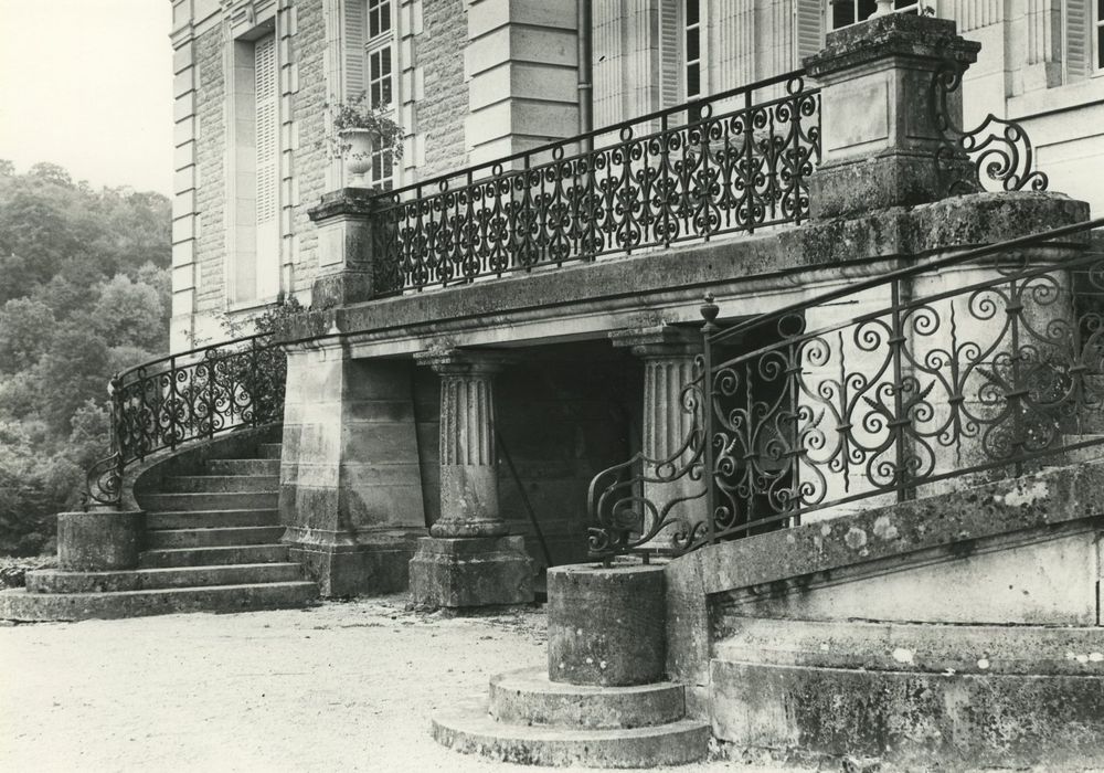 Château : Escalier est d’accès au parc, vue générale