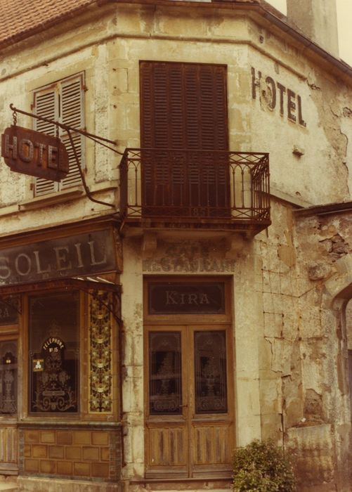 Café du Soleil : Façade sur rue, vue partielle