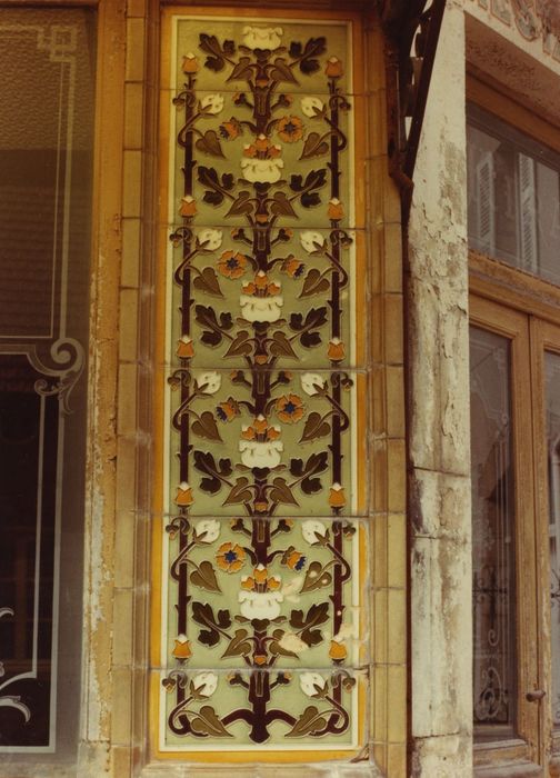 Café du Soleil : Façade sur rue, détail des céramiques décoratives