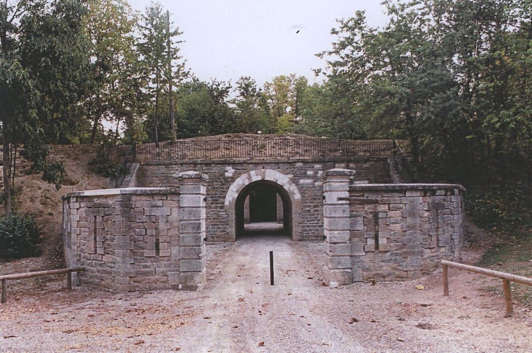 Redoute : Cour et tambour d’entrée (Est), vue générale