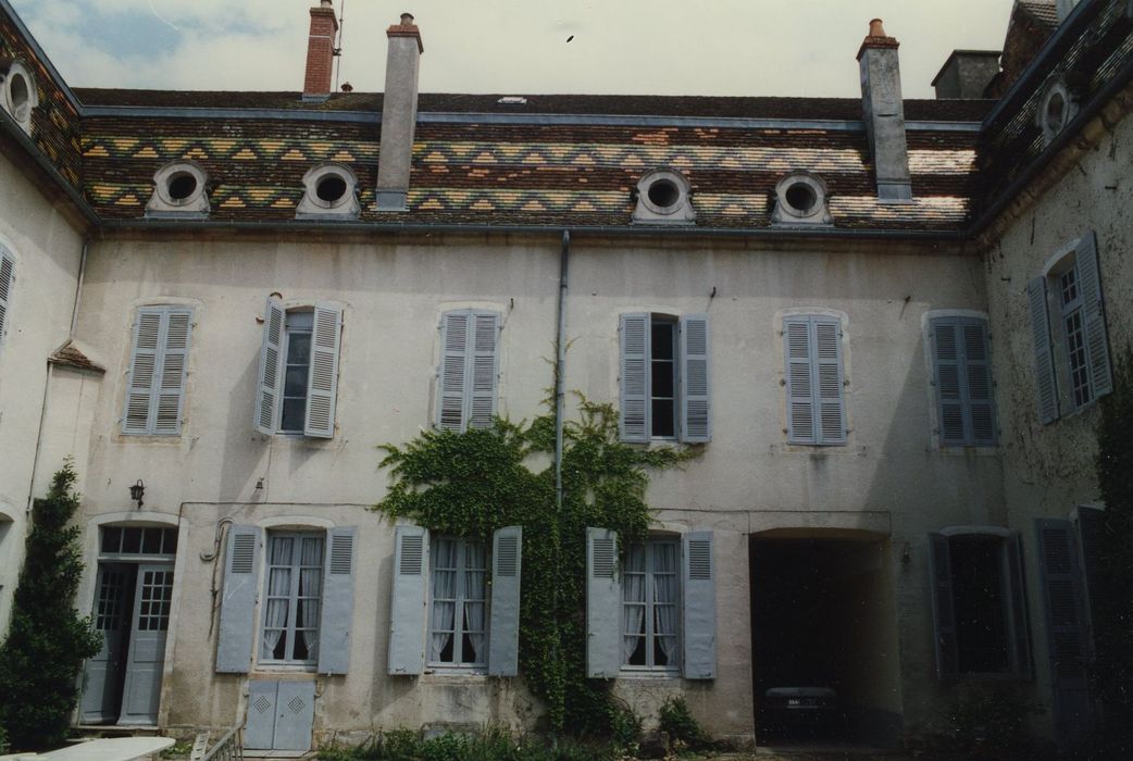 Hôtel Hernoux : Façade ouest sur cour, vue générale