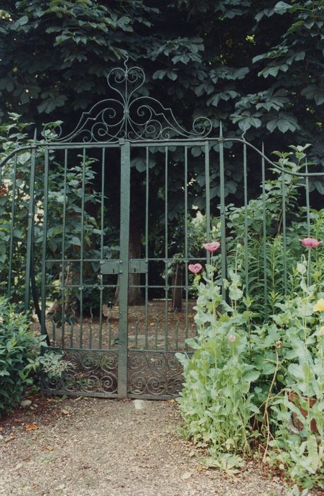 Hôtel Hernoux : Jardin, détail de la grille d’accès