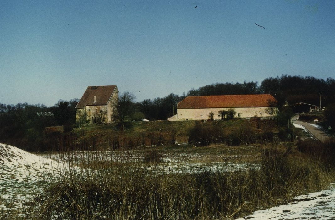 Château de Conforgien : Vue générale des bâtiments dans leur environnement depuis le Sud