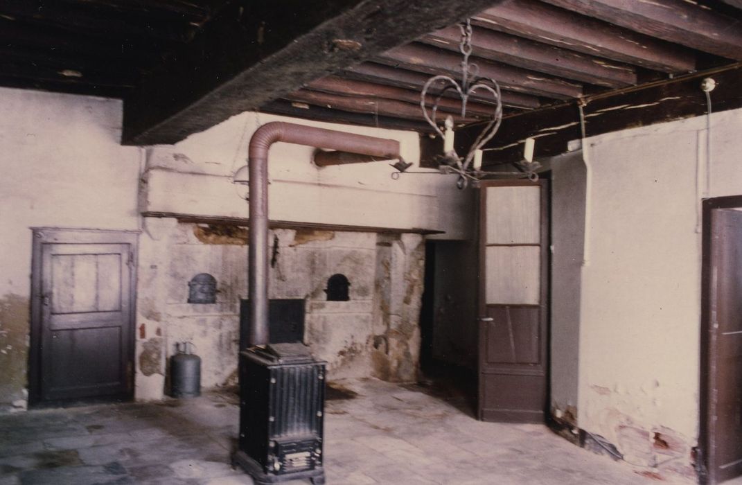 Château de Conforgien : Aile 16e siècle, salle basse, vue partielle