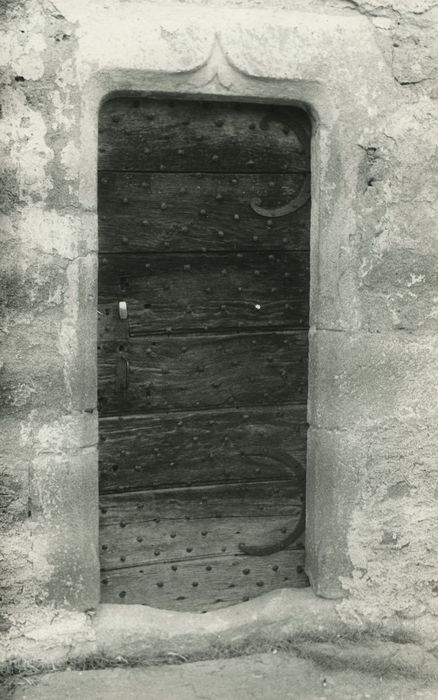 Eglise (ancienne) : Façade latérale sud, détail de la porte d’accès