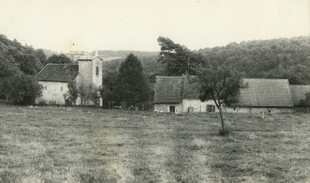 Eglise (ancienne) : Vue générale de l’église dans son environnement depuis le Nord