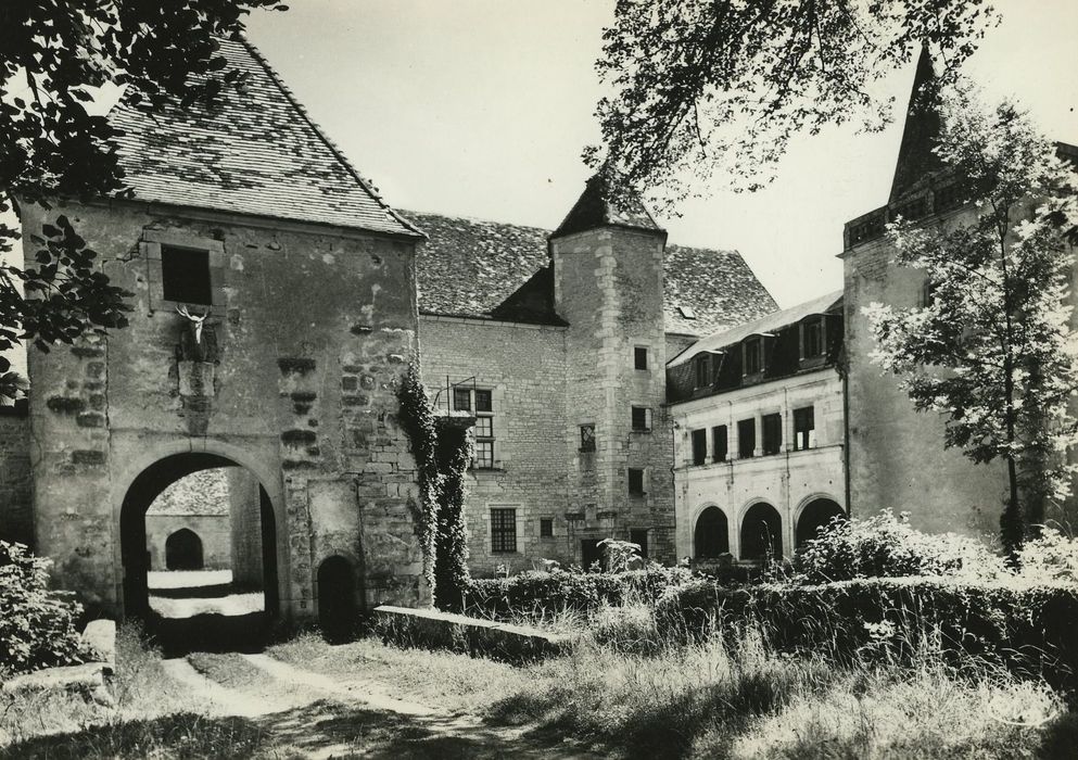 Château et ses dépendances : Ensemble sud-ouest, vue générale