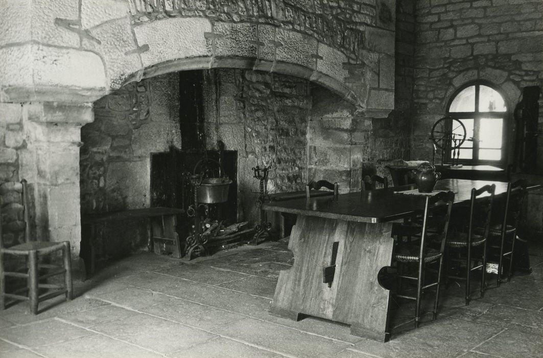 Château : Cuisine, cheminée monumentale, vue générale