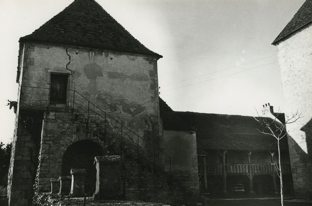 Château : Porterie, façade est, vue générale