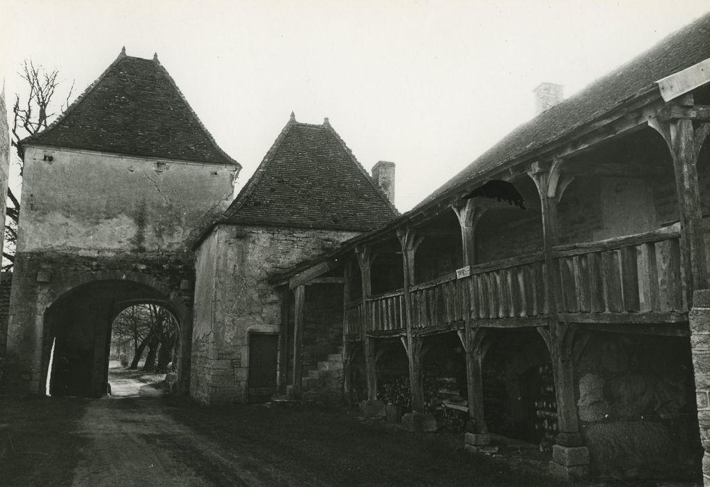 Château : Dépendances, aile ouest, façade est, vue générale