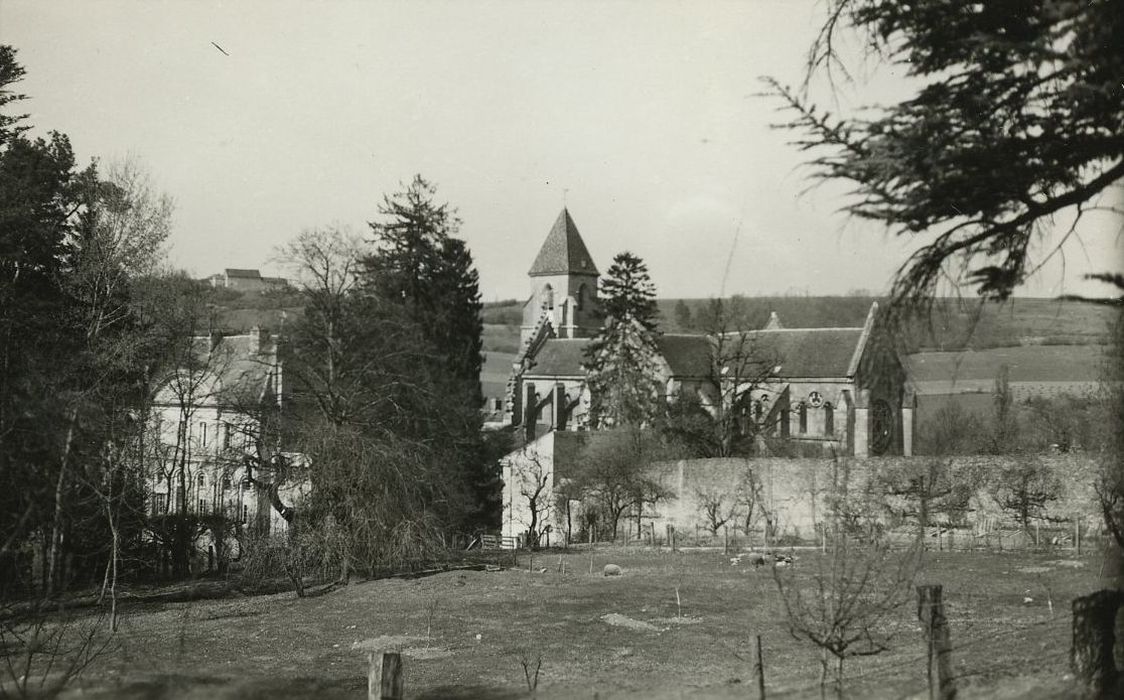 Eglise paroissiale : Vue partielle de l’église dans son environnement depuis le Sud-Est 