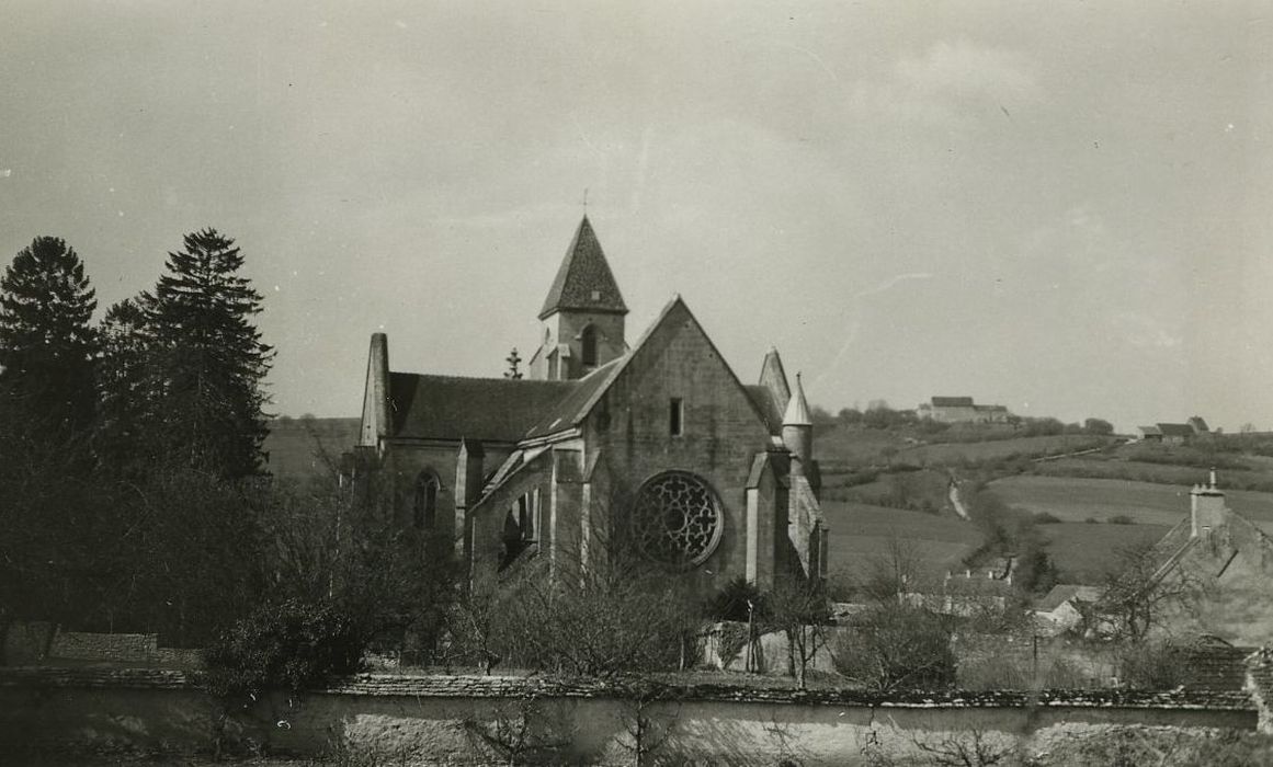 Eglise paroissiale : Vue partielle de l’église dans son environnement depuis l’Est