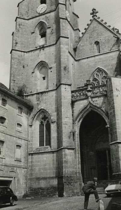 Eglise paroissiale : Façade occidentale, vue partielle