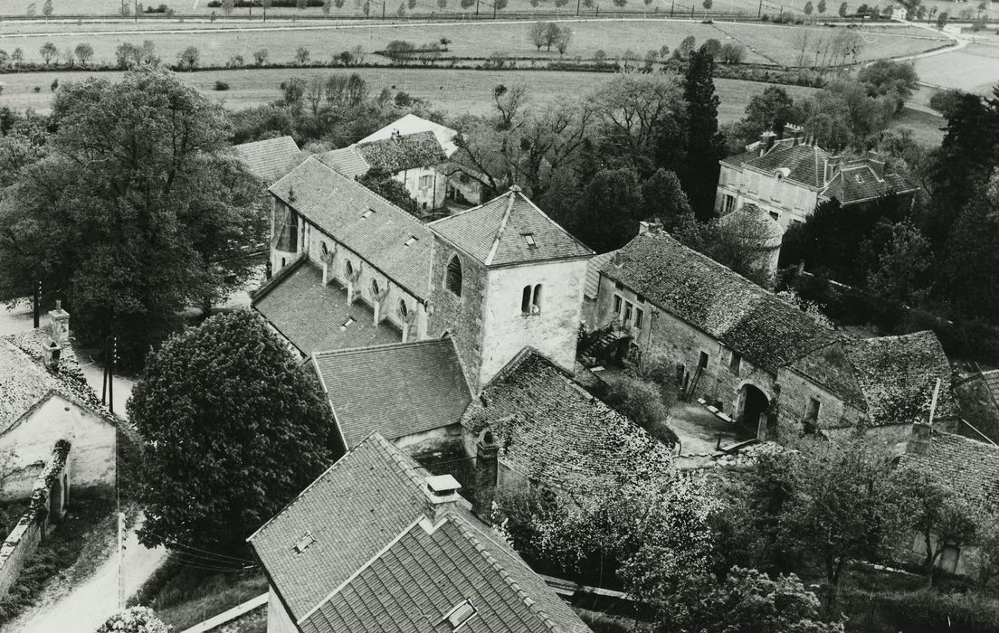 Eglise Notre-Dame : Vue générale de l’église dans son environnement depuis l’Est