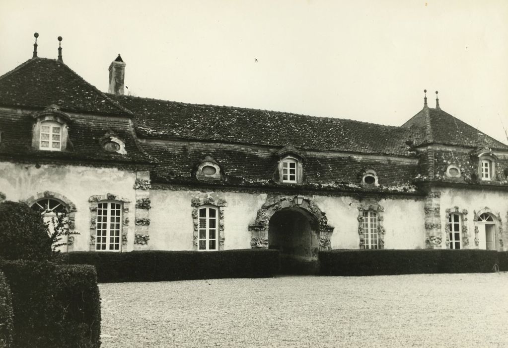 Manoir : Aile nord sur la cour d’honneur, façade sud, vue générale