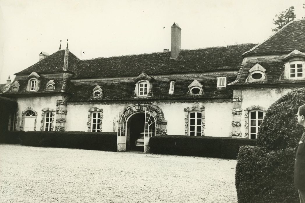 Manoir : Aile sud sur la cour d’honneur, façade nord, vue générale