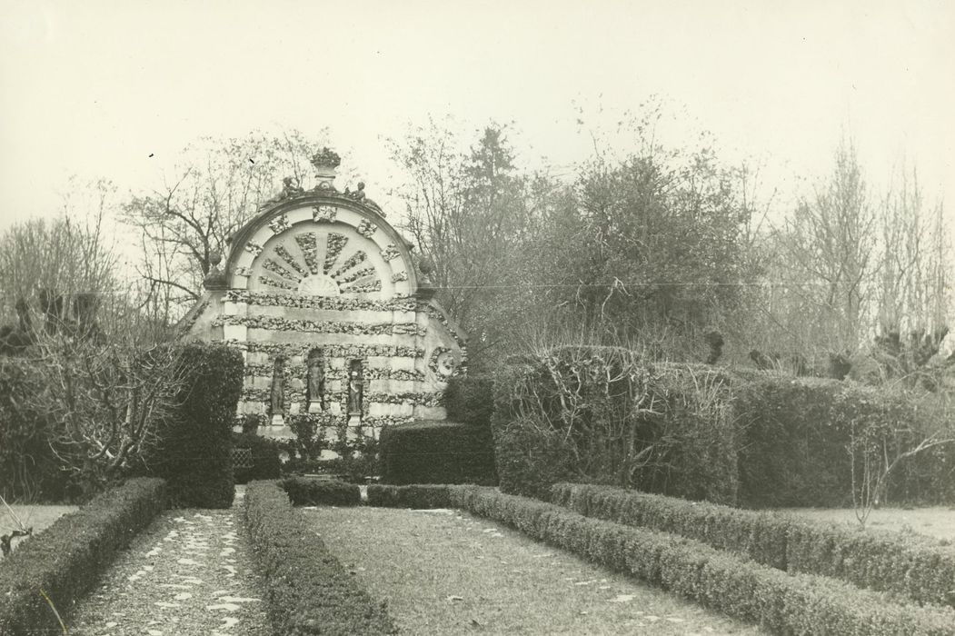 Manoir : Jardin, détail du nymphée de la grande perspective