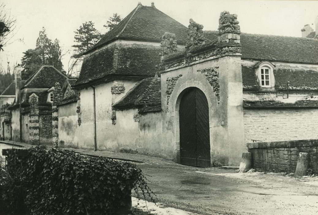 Manoir : Porte d’accès sur rue à la cour des communs