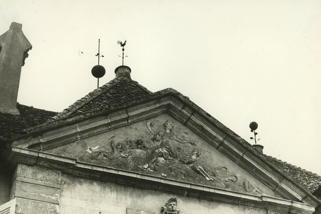 Manoir : Façade est, détail du fronton