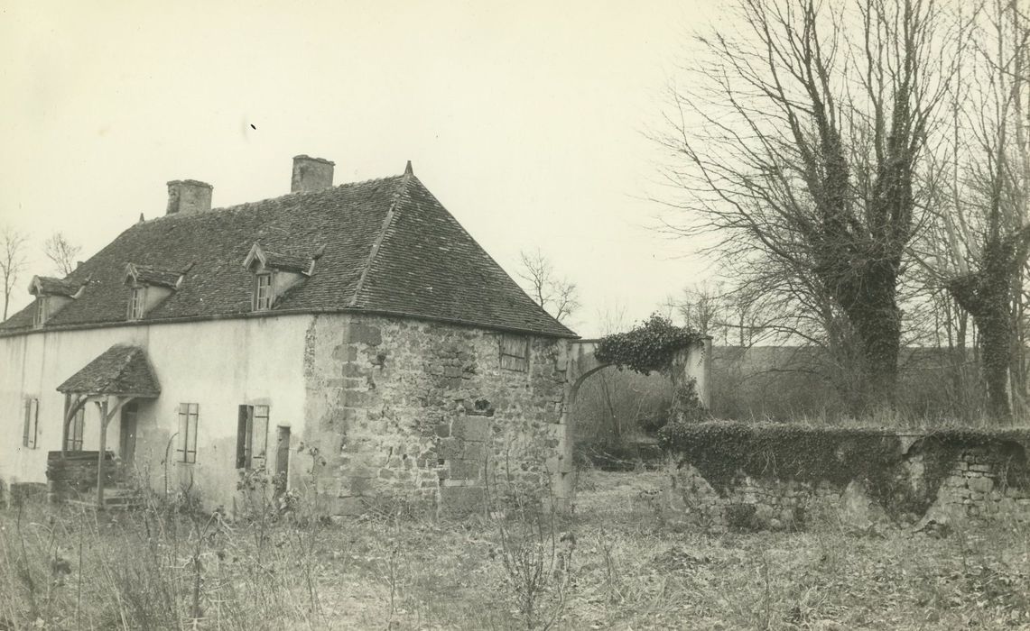 Château de Montille : Pavillon du garde, façades nord et ouest, vue générale