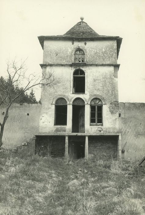 Château de Montille : Pigeonnier, façade sud, vue générale