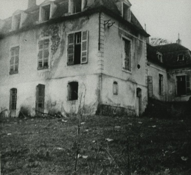 Château de Montille : Façades nord et est, vue partielle