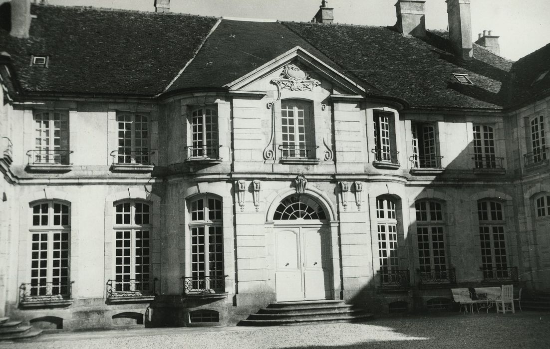 Hôtel de Chassey : Façade nord-ouest sur cour, vue générale