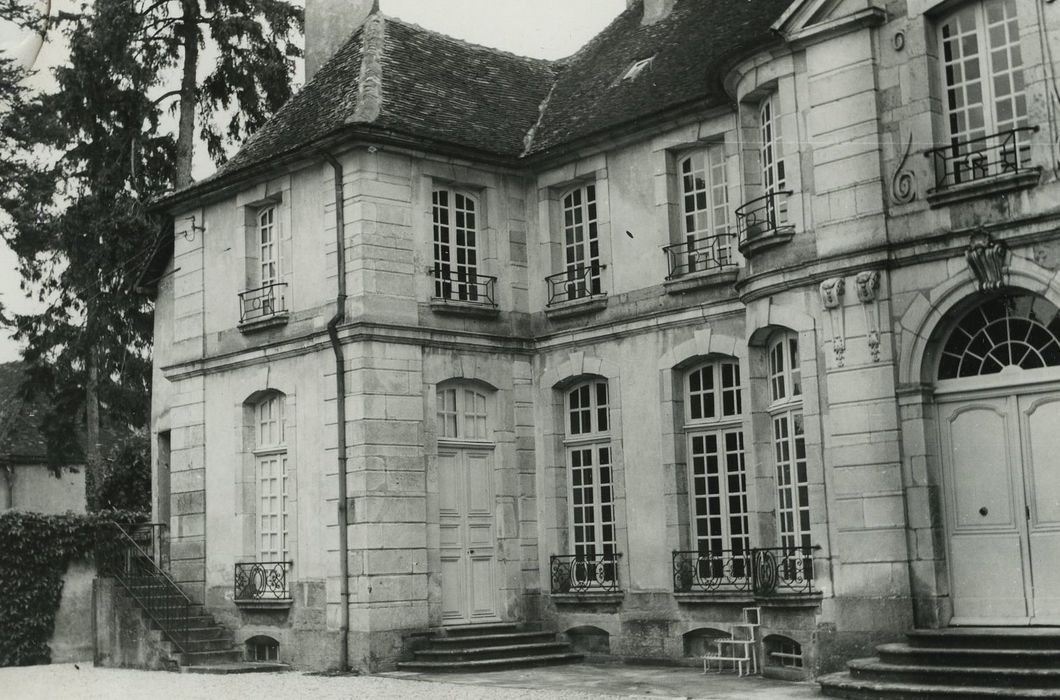 Hôtel de Chassey : Façade nord-ouest sur cour, vue partielle