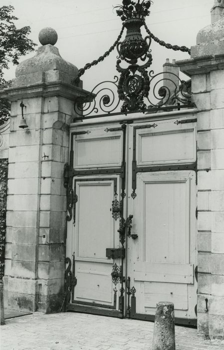 Hôtel de Chassey : Portail d’accès à la cour d’honneur, vue générale