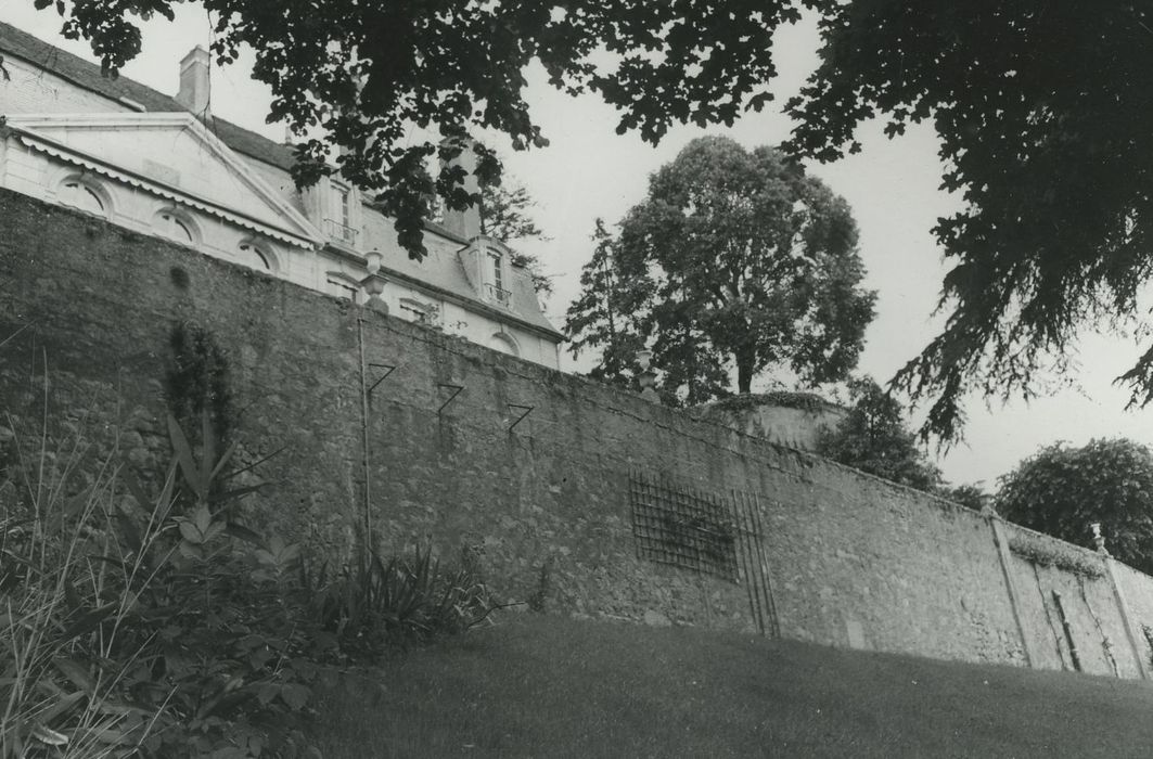 Hôtel de Chassey : Mur de soutènement de la terrasse, vue générale