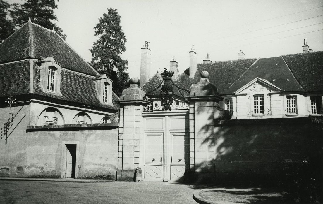 Hôtel de Chassey : Portail d’accès sur rue, vue générale