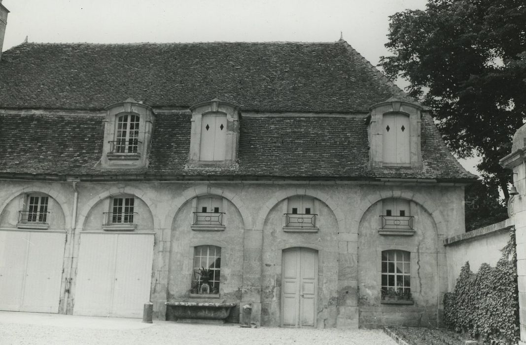 Hôtel de Chassey : Communs, façade sur la cour d’honneur, vue générale