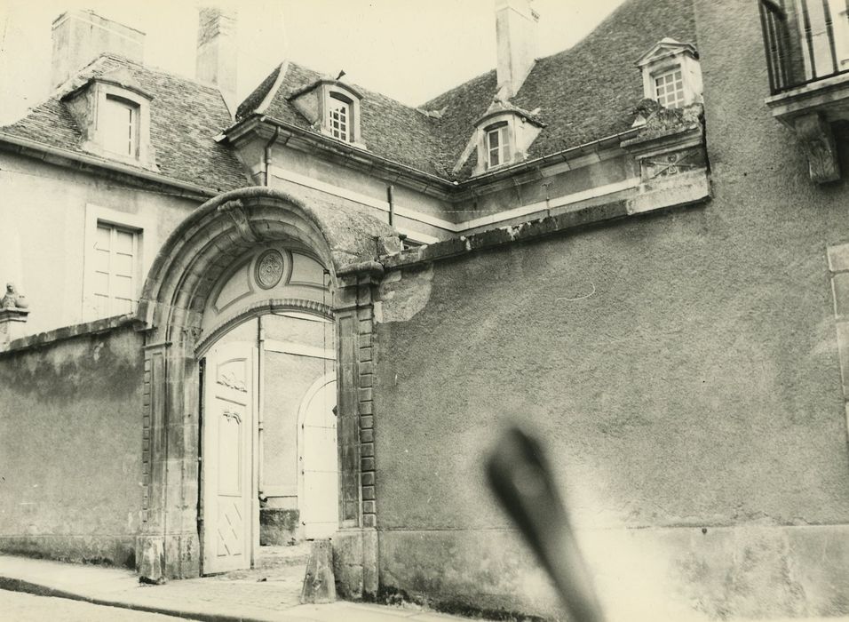 Hôtel particulier (ancien) : Portail d’accès à la cour d’honneur sur rue, vue générale