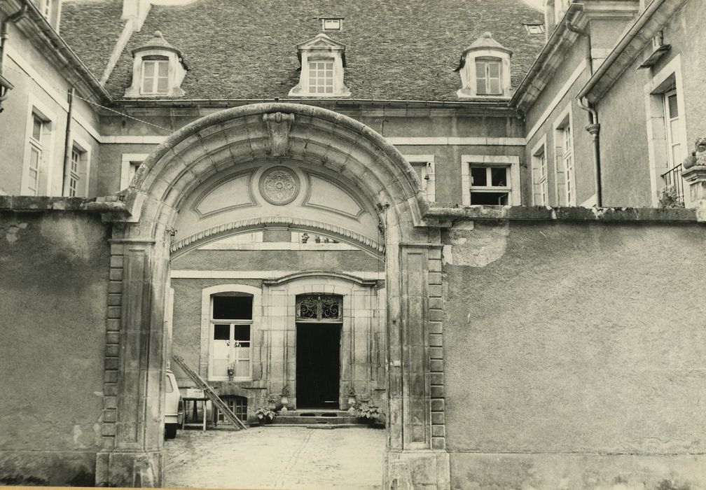 Hôtel particulier (ancien) : Portail d’accès à la cour d’honneur sur rue, vue générale