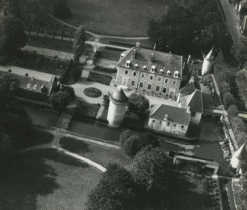 Château et parc de Serrigny : Vue aérienne des bâtiments