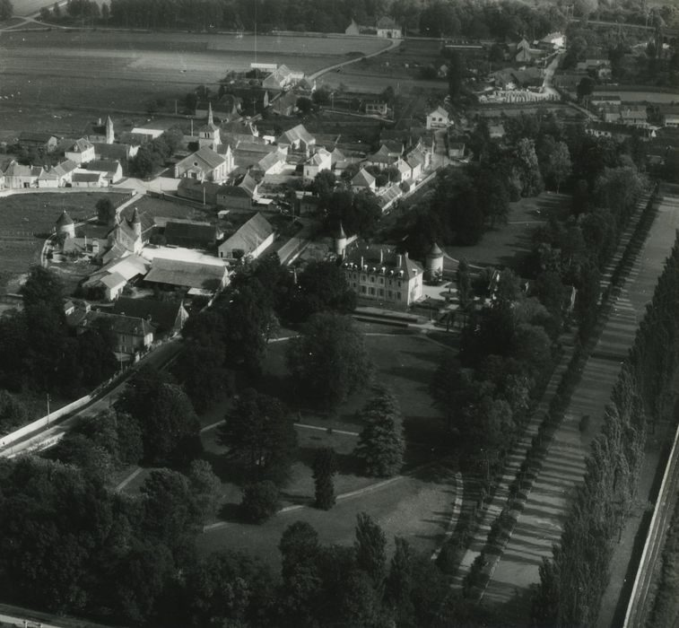 Château et parc de Serrigny : Vue aérienne du château et de son parc