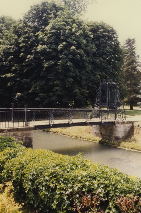 Château et parc de Serrigny : Passerelle d’accès au parc, vue générale