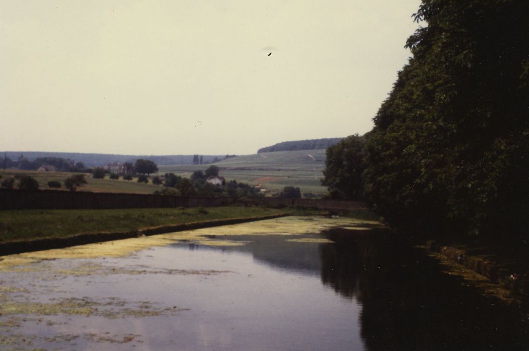 Château et parc de Serrigny : Grand Canal, vue partielle