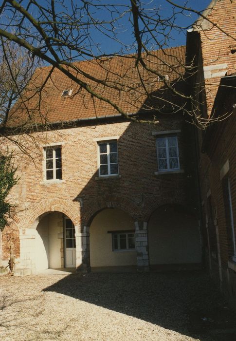 Couvent des Ursulines (ancien) : Cour du cloître, façade ouest, vue générale