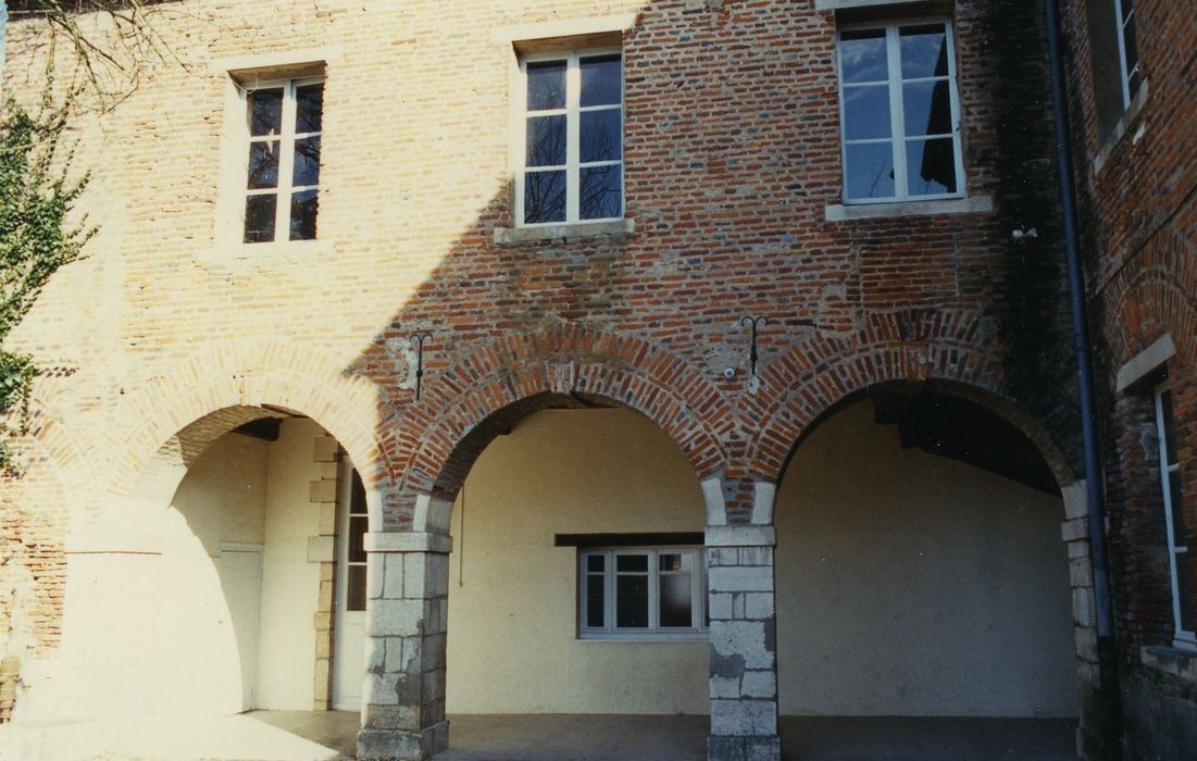 Couvent des Ursulines (ancien) : Cour du cloître, façade ouest, vue partielle