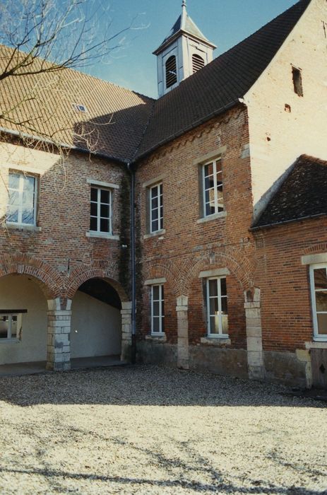 Couvent des Ursulines (ancien) : Cour du cloître, façades nord et ouest