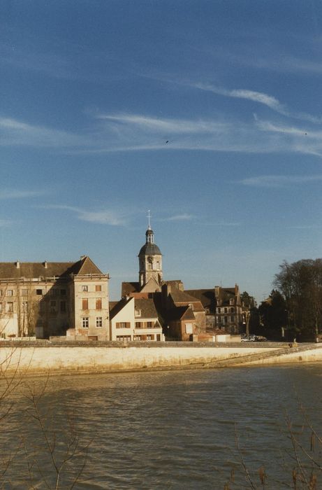 Eglise paroissiale : Vue partielle de l’église dans son environnement depuis l’ouest